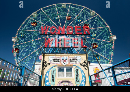 ZEICHEN DENO WONDER WHEEL AMUSEMENT PARK CONEY ISLAND BROOKLYN NEW YORK CITY USA Stockfoto