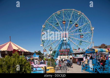 DENO ES WONDER WHEEL AMUSEMENT PARK CONEY ISLAND BROOKLYN NEW YORK CITY USA Stockfoto