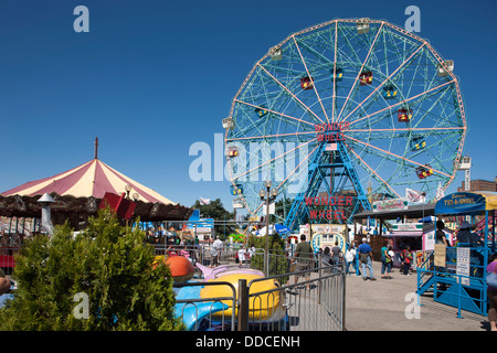 DENO ES WONDER WHEEL AMUSEMENT PARK CONEY ISLAND BROOKLYN NEW YORK CITY USA Stockfoto