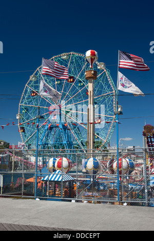 DENO ES WONDER WHEEL AMUSEMENT PARK CONEY ISLAND BROOKLYN NEW YORK CITY USA Stockfoto