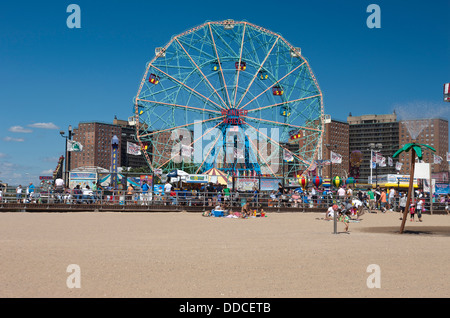 DENO ES WONDER WHEEL AMUSEMENT PARK CONEY ISLAND BROOKLYN NEW YORK CITY USA Stockfoto