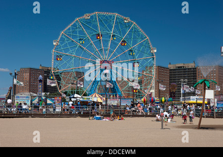 DENO ES WONDER WHEEL AMUSEMENT PARK CONEY ISLAND BROOKLYN NEW YORK CITY USA Stockfoto