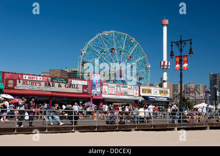 BOARDWALK DENO WONDER WHEEL AMUSEMENT PARK CONEY ISLAND BROOKLYN NEW YORK CITY USA Stockfoto