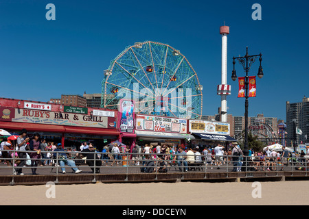 BOARDWALK DENO WONDER WHEEL AMUSEMENT PARK CONEY ISLAND BROOKLYN NEW YORK CITY USA Stockfoto