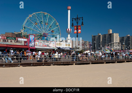 BOARDWALK DENO WONDER WHEEL AMUSEMENT PARK CONEY ISLAND BROOKLYN NEW YORK CITY USA Stockfoto