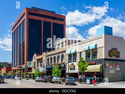 Geschäfte und Restaurants auf N Tejon Street an der Kreuzung mit E Pikes Peak Ave in der Innenstadt von Colorado Springs, Colorado, USA Stockfoto