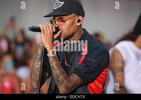 NY, NY, USA. 30. August 2013. Sänger Chris Brown führt auf NBC "Today" Show in Manhattan, New York, USA, am 30. August 2013. Foto: Hubert Boesl Credit: Dpa picture-Alliance/Alamy Live News Stockfoto