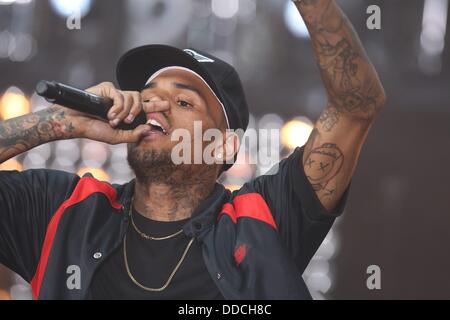 NY, NY, USA. 30. August 2013. Sänger Chris Brown führt auf NBC "Today" Show in Manhattan, New York, USA, am 30. August 2013. Foto: Hubert Boesl Credit: Dpa picture-Alliance/Alamy Live News Stockfoto