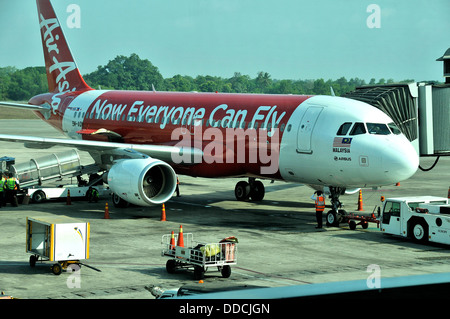 Airbus-Flugzeug von Air Asia auf dem Rollfeld des Flughafen Yangon Myanmar Stockfoto