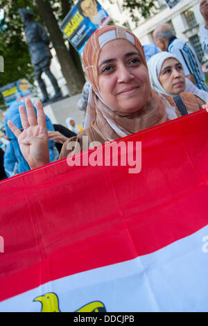 Downing Street, London, UK. 30. August 2013.  Eine Frau macht die vier Finger "Rabia" Zeichen als Ägypter protestieren gegen das Militärregime, die ihre gewählten Präsidenten Morsi entfernt. Bildnachweis: Paul Davey/Alamy Live-Nachrichten Stockfoto