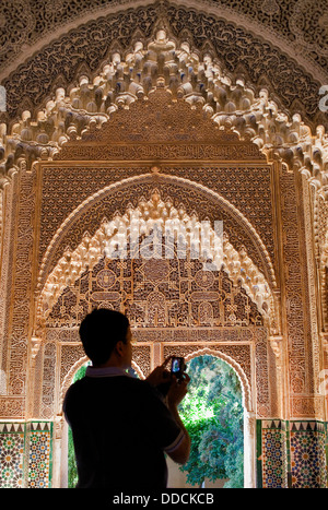 Tourist in Mirador de Daraxa o Lindáraja, in Aljimeces Hall, Löwen Palast, Alhambra, Granada, Andalusien, Spanien Stockfoto