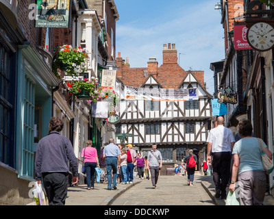 Steile Hügel mit Menschen beim Einkaufen und Fachwerkbau an Spitze, Lincoln, England Stockfoto