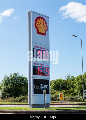 £151,9 pro Liter Dieselkraftstoff bei Taunton Deane Autobahnraststätte August 2013 Stockfoto