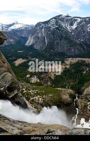 Blick von der Spitze der oberen Yosemite Wasserfälle Drop Abgrund Wasserfall malerische Talblick Stockfoto