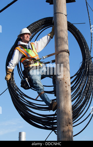 Kabel-Lineman neue Kabel vom Strommast Installation vorbereiten Stockfoto