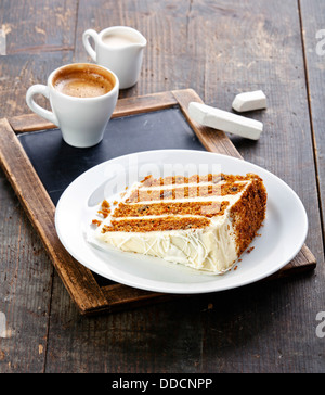 Karotte-Kuchen auf Vintage Schiefer Kreide Board Hintergrund Stockfoto