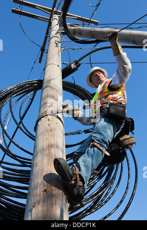 Kabel-Lineman Drahtspannung Unterstützung für neue Kabelinstallation überprüfen Stockfoto