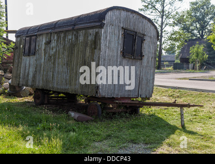 Alte hölzerne Wohnwagen geparkt am Straßenrand in der sorbischen Dorf Nissen, Spreewald, Deutschland Stockfoto