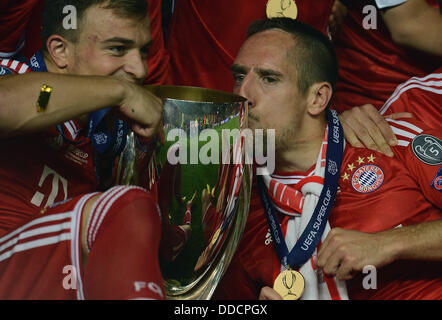 Super Cup Fußballspiel FC Chelsea Vs FC Bayern München, Prag, Tschechische Republik, 30. August 2013. Spieler des FC Bayern München mit Supercup-Trophäe. Im Bild rechts Franck Ribery. (CTK Foto/Katerina Sulova) Stockfoto