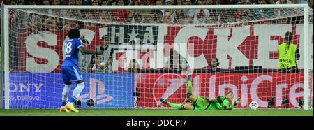 Super Cup Fußballspiel FC Chelsea Vs FC Bayern München, Prag, Tschechische Republik, 30. August 2013. Torhüter des FC Bayern Manuel Neuer und Romel Lukaku (links) von Chelsea. (Foto/Michal Kamaryt CTK) Stockfoto