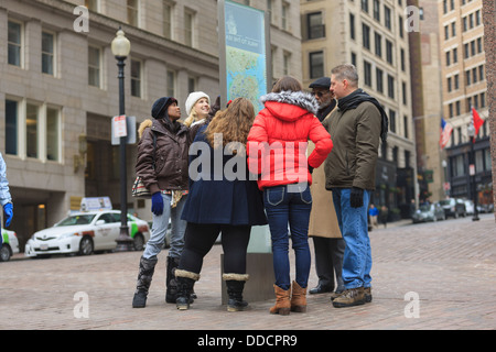 Touristen auf der Suche auf einer Straßenkarte in Government Center, Boston, Suffolk County, Massachusetts, USA Stockfoto