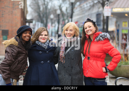 Porträt von vier Frauen, Lächeln, Boston, Suffolk County, Massachusetts, USA Stockfoto