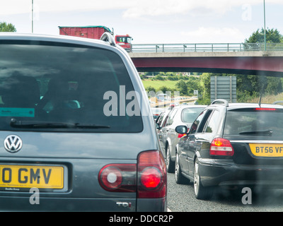 Schlangen von Autos auf der Straße A303 im Sommer Stockfoto