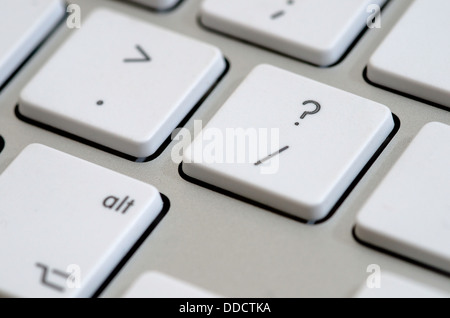 Makroaufnahme einer Computer-Tastatur.  Der Schwerpunkt liegt auf der Fragezeichen-Taste. Stockfoto