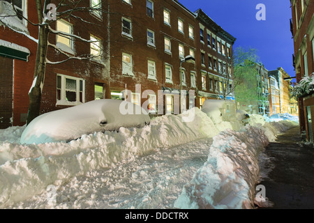 Auto im Schnee auf Charter-Straße begraben, nachdem Blizzard in Boston, Suffolk County, Massachusetts, USA Stockfoto