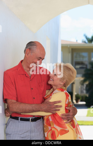 Romantische älteres Paar umarmen einander Stockfoto
