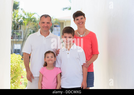 Älteres paar stehen mit ihren Kindern Stockfoto