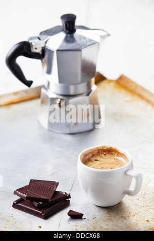 Espressotasse mit Schokolade Stockfoto