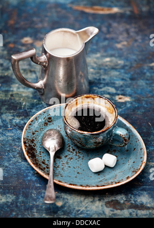 Kaffeetasse auf blauem Hintergrund Stockfoto