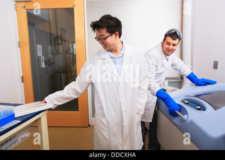 -Studenten arbeiten mit einem bakteriellen Shaker und Kultivierung der Maschine in einem Labor Stockfoto