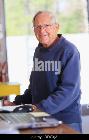 Ältere Mann arbeitet in einem Lager Stockfoto
