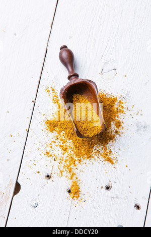 Curry-Pulver Gewürz auf weißem Holz Hintergrund Stockfoto