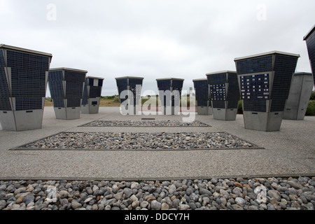 Juno Beach Besucherzentrum. Courseulles-Sur-Mer, Normandie, Frankreich. Gedenktafeln mit den Namen derjenigen verloren. Stockfoto