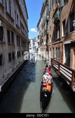 Schmalen Kanal von Venedig, mit mehrfarbigen kleinen Häusern auf der Seite. Stockfoto