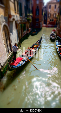 Schmalen Kanal von Venedig, mit mehrfarbigen kleinen Häusern auf der Seite. Stockfoto