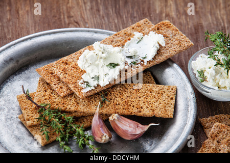 Knäckebrot mit Frischkäse Stockfoto