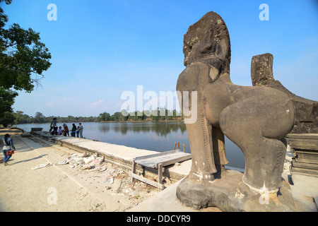 Die Löwenstatue Angor Wat Brücke am Morgen Stockfoto