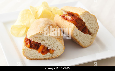 Wurst und Paprika Sandwich serviert mit einer Seitenlänge von Kartoffel-Chips. Stockfoto