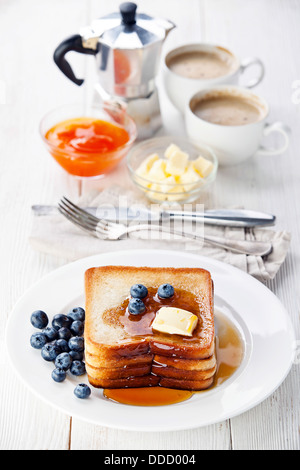 French Toast mit Ahornsirup, Blaubeeren und butter Stockfoto