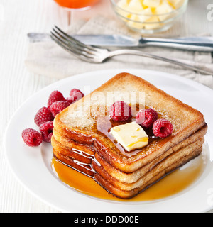 French Toast mit Himbeeren, Ahornsirup und butter Stockfoto