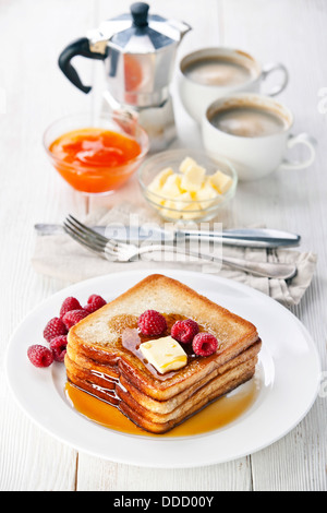 French Toast mit Himbeeren, Ahornsirup und butter Stockfoto