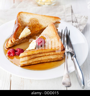 French Toast mit Himbeeren, Ahornsirup und butter Stockfoto