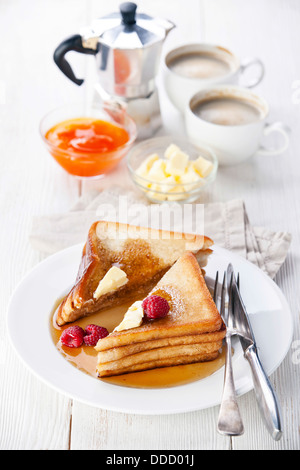 French Toast mit Himbeeren, Ahornsirup und butter Stockfoto