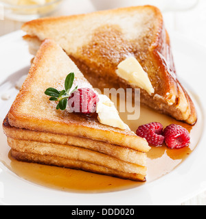 French Toast mit Himbeeren, Ahornsirup und butter Stockfoto