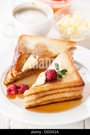 French Toast mit Himbeeren, Ahornsirup und butter Stockfoto