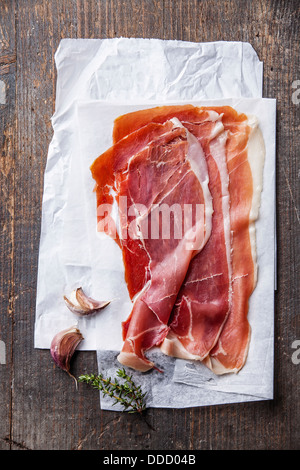 Schinkenscheiben auf hölzernen Hintergrund Stockfoto